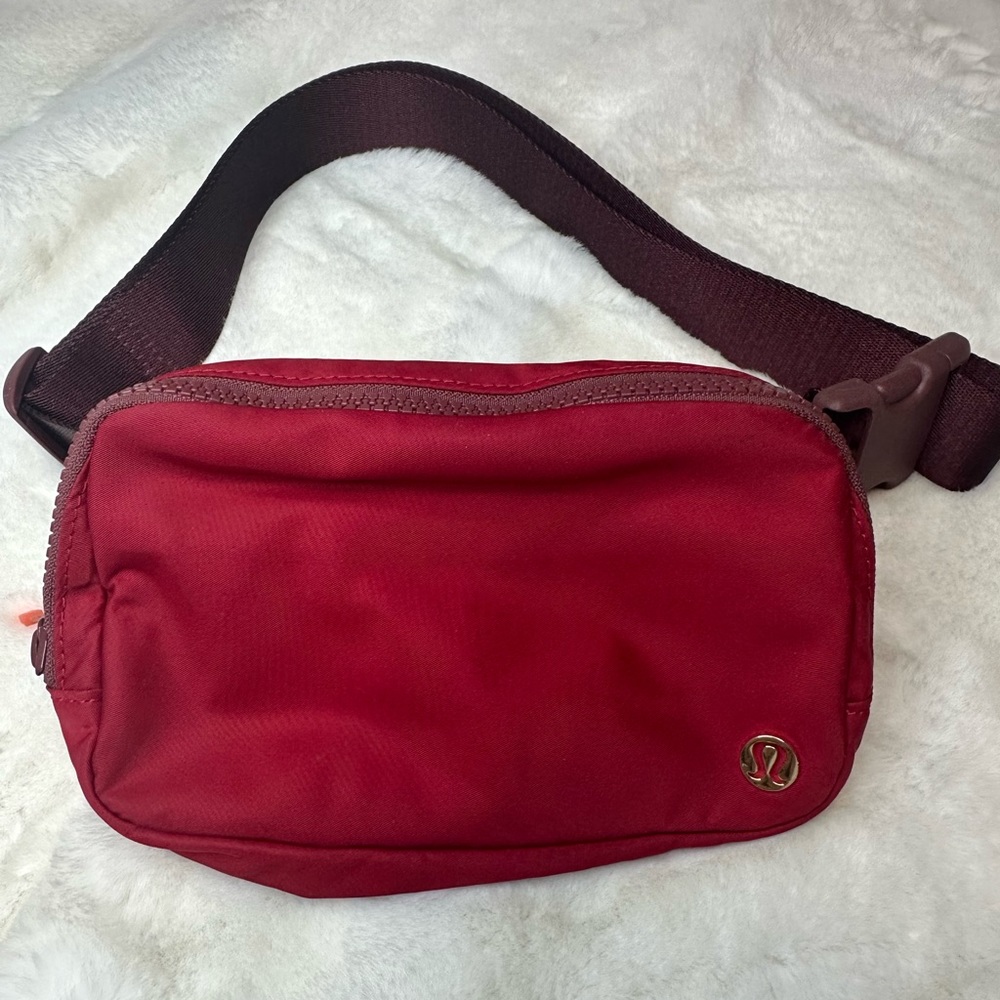 RARE 🦄 lululemon original strap dark red lunar new year 🧧 everywhere belt bag